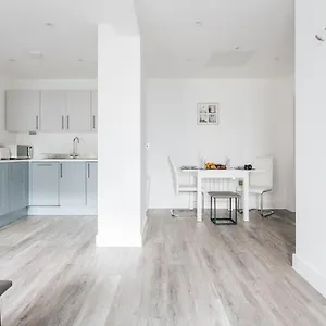 Contemporary Two Bedroom Duplex - Secluded With Parking In A Prime Location , Bournemouth United Kingdom